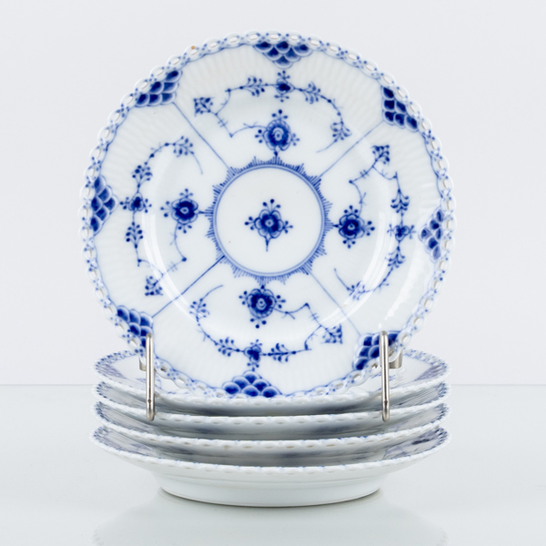 ROYAL COPENHAGEN, 5 st assietter, porslin, "Musselmalet", modell 1088, Danmark