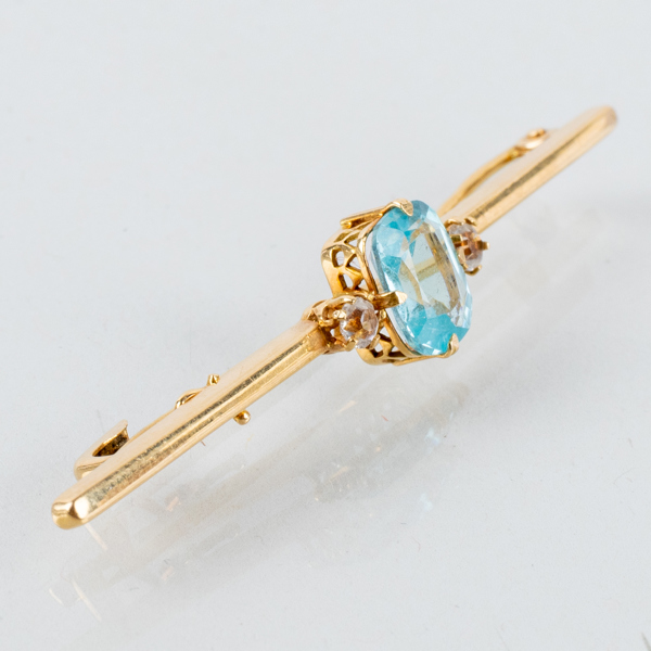 BROSCH, 18k guld, med akvamarin och vita stenar, 1900-talets mitt