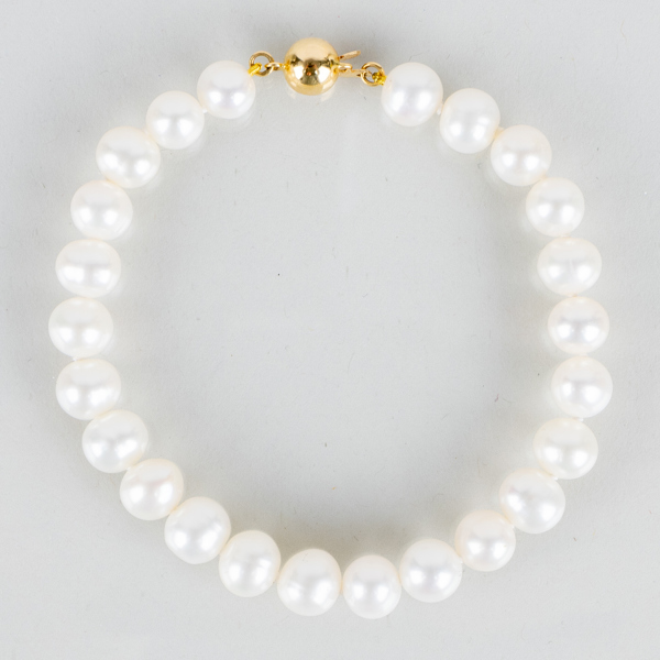 ARMBAND, odlade pärlor, lås av 18k guld