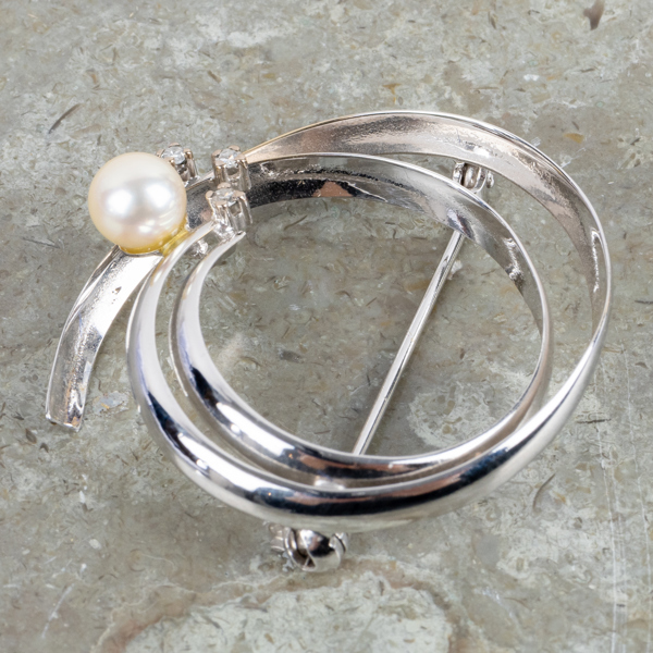 BROSCH, 18k vitguld, med pärla och diamanter, tot vikt ca 4,6 g