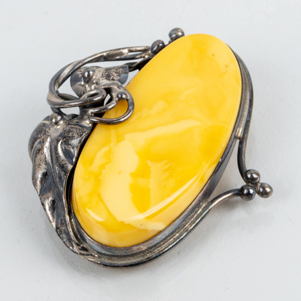 BROSCH, silver och bärnsten, sannolikt 1900-talets första hälft