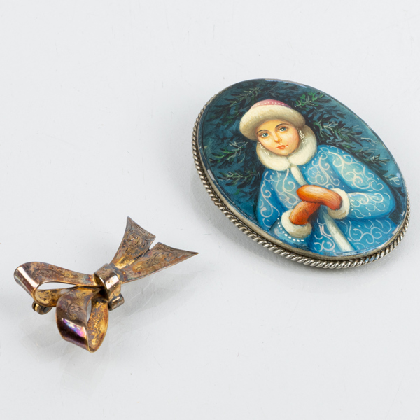 BROSCHER, 2 st, bla silver resp med måleri