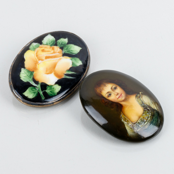 BROSCHER, 2 st, med måleri, bla silver JG Hentzell, Kalmar 1918