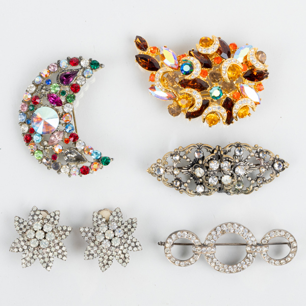 BROSCHER OCH ÖRHÄNGEN, 5 del, med strass, mestadels 1900-talets mitt