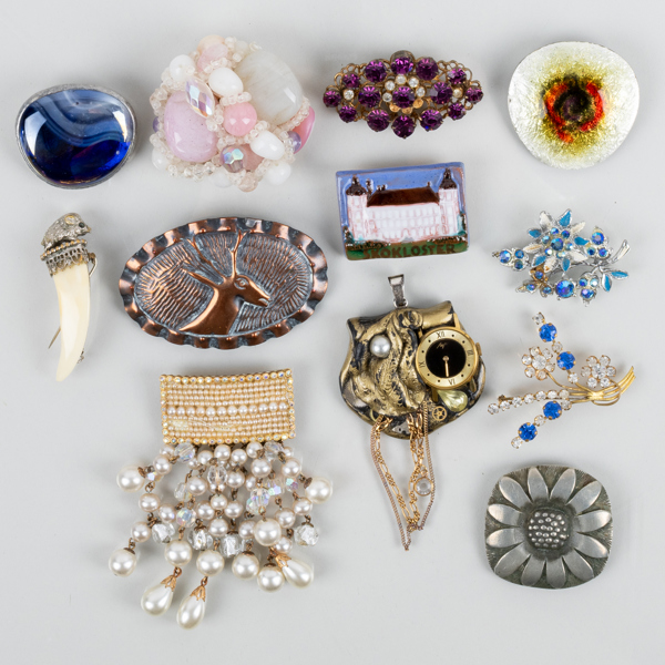 BROSCHER, 12 st, metall, bijouteri, mestadels 1900-talets mitt