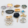 BROSCHER, 12 st, metall, bijouteri, mestadels 1900-talets mitt