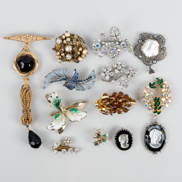 BROSCHER OCH HÄNGEN, 11 del, bla Donna, mestadels 1900-talets mitt