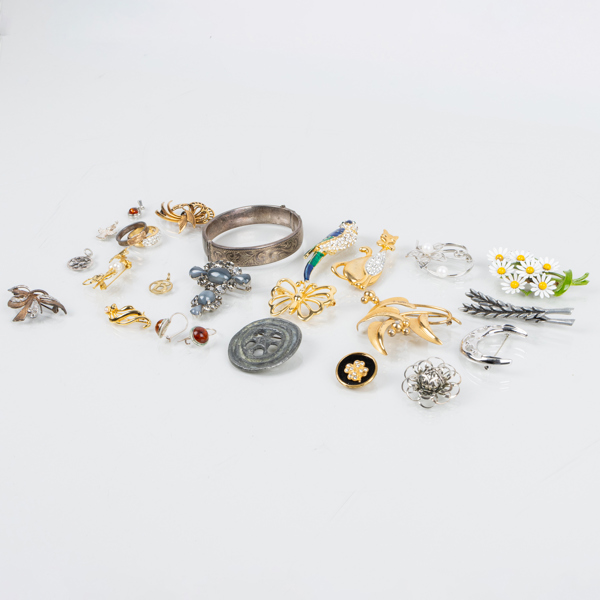 SAMLING BIJOUTERIER, mestadels broscher, bla 1900-talets mitt 