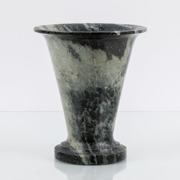 VAS, kolmårdsmarmor, 1900-talets mitt