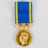 FÖRTJÄNSTMEDALJ, minst 21,6k guld, tot vikt inkl band ca 17 g