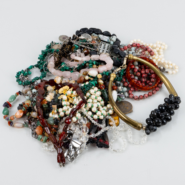 SAMLING BIJOUTERIER, bla collier av sten, mestadels 1900-talets andra hälft