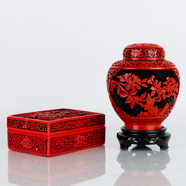  LOCKURNA SAMT LOCKASK, cinnabar, Kina, etikettmärkt, 1900-talets andra hälft