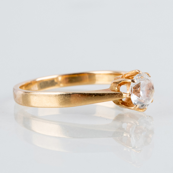 RING, 18k guld, med vit sten, Linköping 1968