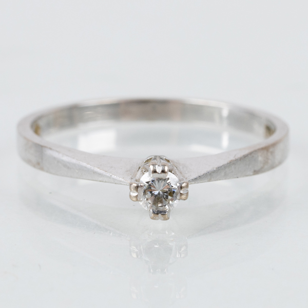 ENSTENSRING, 18k vitguld, med briljantslipad diamant ca 0.09 ct