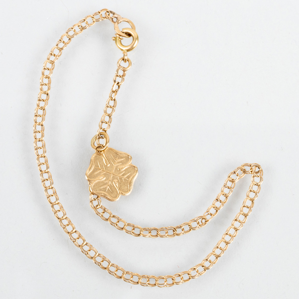 ARMBAND, 18k guld, med berlock i form av fyrklöver