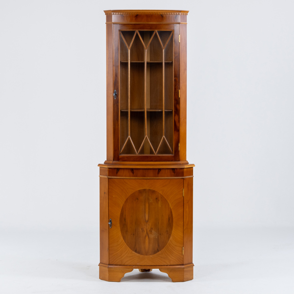 HÖRNVITRINSKÅP, idegran, 1900-talets andra hälft 