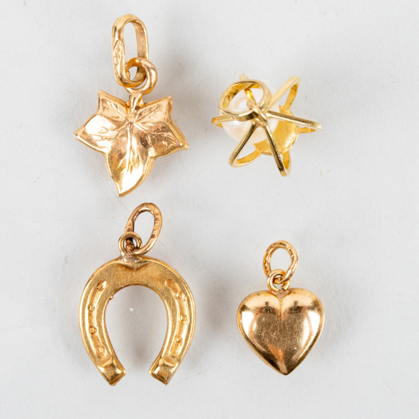 HÄNGEN, 4 st, 18k guld, bla hästsko och hjärta