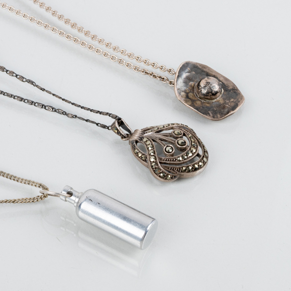 HÄNGEN MED KEDJOR, 3 st, bla silver, 1900-tal