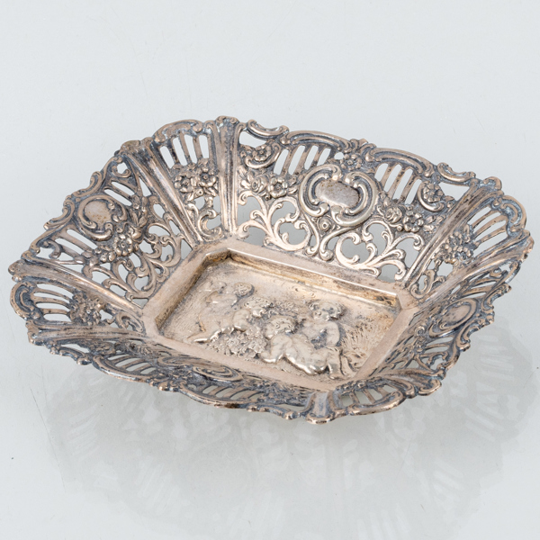 NÅLFAT, silver, 1900-talets första hälft