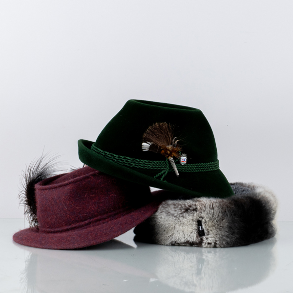 MÖSSA SAMT HATTAR, 3 st, bla filt och päls, bla HPI, 1900-talets andra hälft 