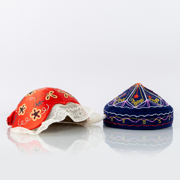 DRÄKTMÖSSOR, 2 st, broderade, bla till folkdräkt