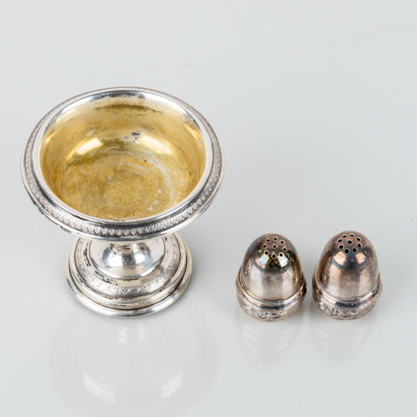 SALT- OCH PEPPARSTRÖARE SAMT SKÅL, silver, 1900-tal
