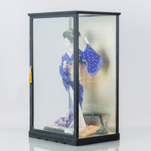 MONTERSKÅP, glas och trä, med geisha av gips, Japan, 1900-talets andra hälft