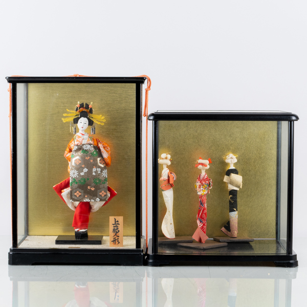 MONTERSKÅP, 2 st, glas och trä, med geishor av gips, Japan, 1900-talets andra hälft