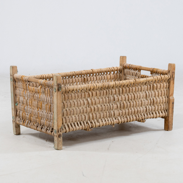 KORGSÄNG, trä och rotting, 1900-talets mitt