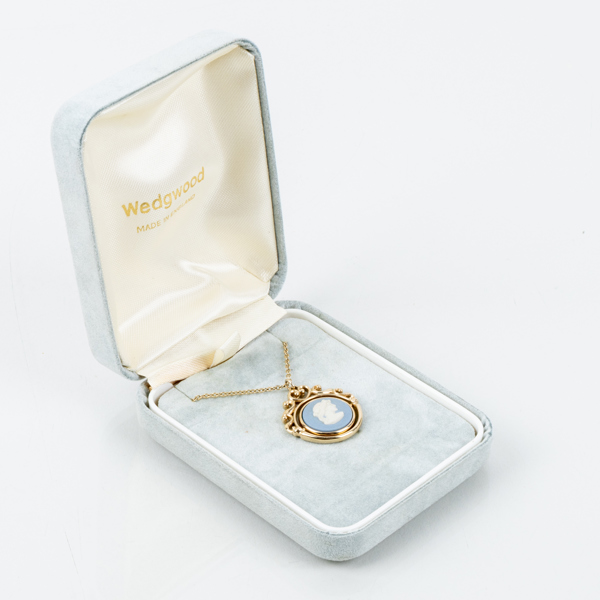 HÄNGE MED KEDJA, blå jasperware, Wedgwood, England