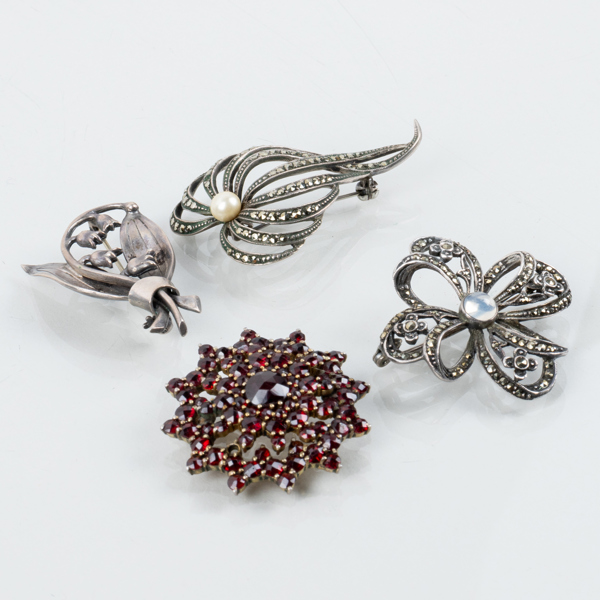 BROSCHER, 4 st, silver och bla granater, 1900-tal