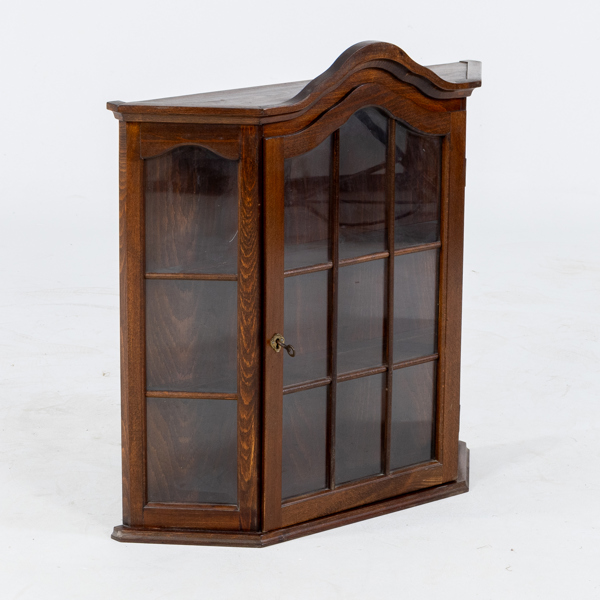 VÄGGVITRINSKÅP, betsat trä, 1900-talets andra hälft