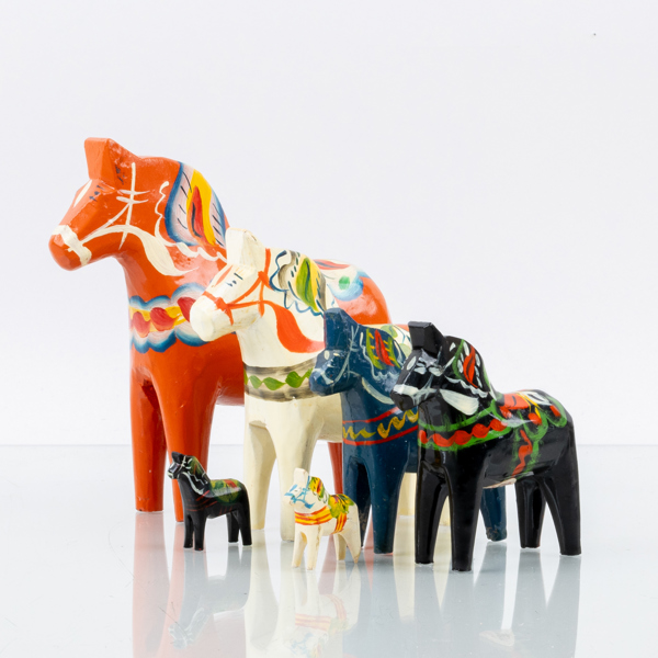 DALAHÄSTAR, 6 st, snidat och målat trä, bla Nils Olsson, Nusnäs, 1900-tal