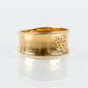 RING, 18k guld, med tecken i relief