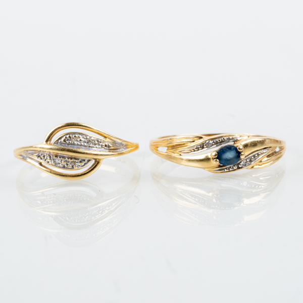 RINGAR, 2 st, 18k guld, med bla diamanter, stämplar GRAB resp GIA, sannolikt sent 1900-tal