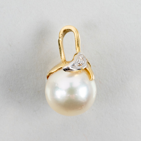 HÄNGE, 18k guld, med odlad pärla och diamant, sannolikt sent 1900-tal