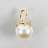 HÄNGE, 18k guld, med odlad pärla och diamant, sannolikt sent 1900-tal