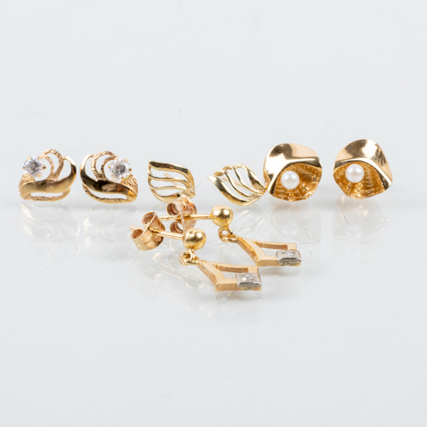 ÖRHÄNGEN, 4 par, 18k guld, med vita stenar och pärlor, mestadels sent 1900-tal