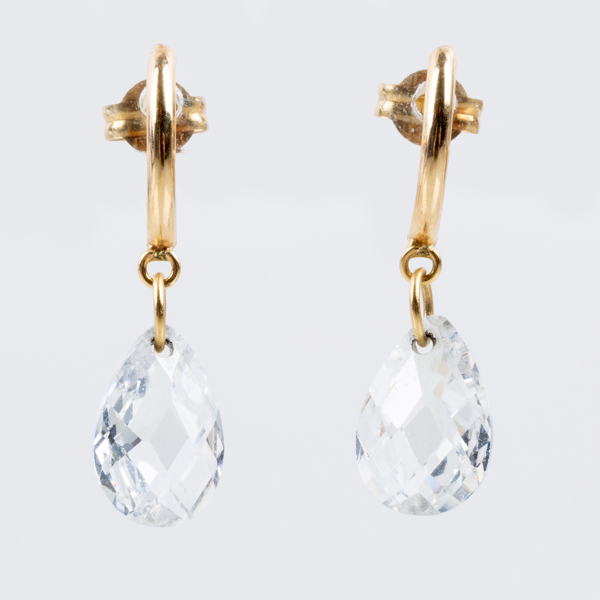 ÖRHÄNGEN, 1 par, 18k guld, med vita stenar, 1900-/2000-tal