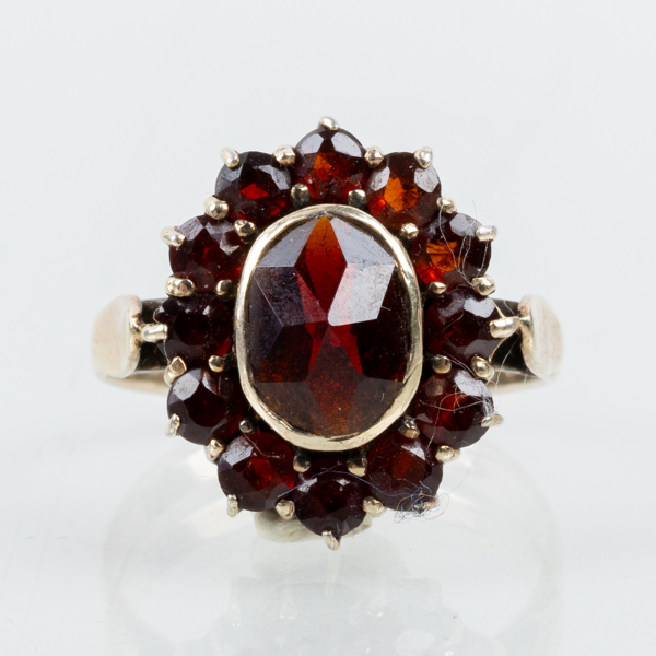 RING, förgyllt sterlingsilver, med granater, 1900-tal