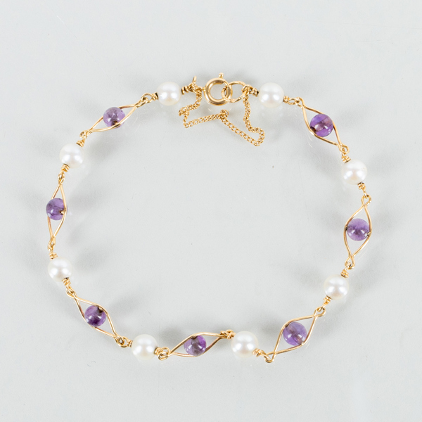 ARMBAND, 18k guld, med pärlor och ametister, tot vikt ca 4,1 g