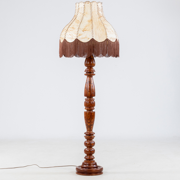 GOLVLAMPA SAMT LJUSSTAKE, trä, Håkan Palmer, HP Svarvkonst, 1994, signerad