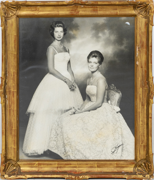 KUNGLIGT FOTOGRAFI, tryck, föreställande Prinsessorna Désirée och Birgitta, signerat i trycket, 1963