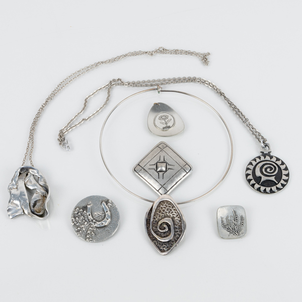 SAMLING SMYCKEN, 7 st, tenn och vitmetall, 1900-tal