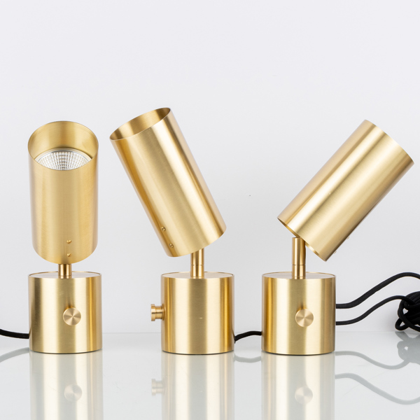 BORDSLAMPOR / VÄGGLAMPOR, 3 st, borstad mässing, 2000-tal