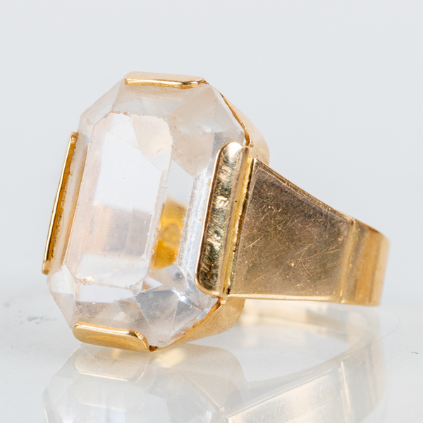 RING, 18k guld, med bergkristall, svenska stämplar 1997, tot vikt ca 11 g