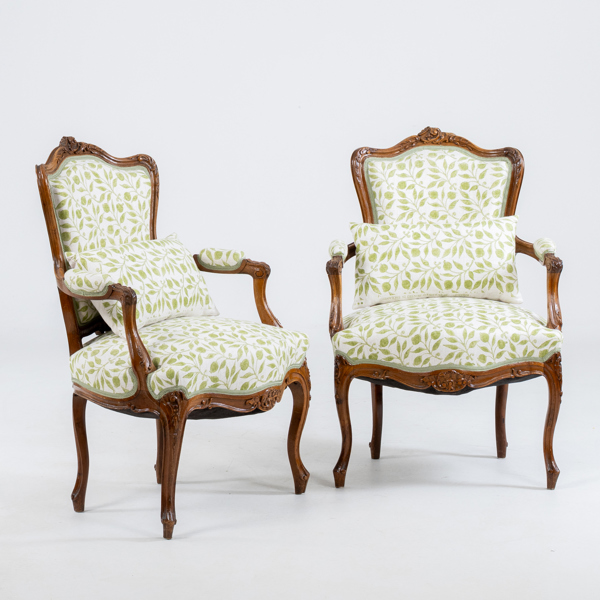 KARMSTOLAR, 1 par, rokokostil, 1900-talets första hälft, klädsel "Rosehip", Morris & Co,