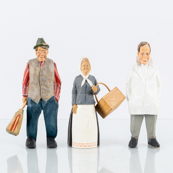 FIGURER, 3 st, snidat och målat trä, bla Gunnarsson, 1900-tal