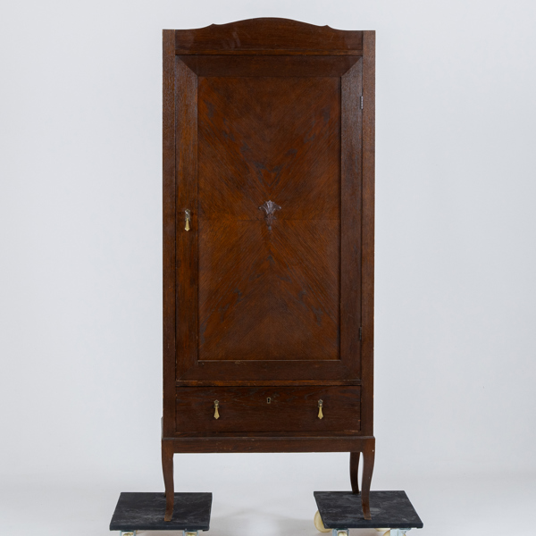 SKÅP, betsat trä, 1900-talets första hälft