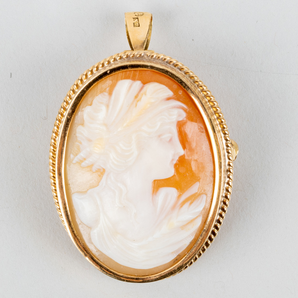 HÄNGE, 18k guld, med skuren snäckskalskamé, O Kristensen, Malmö 1924